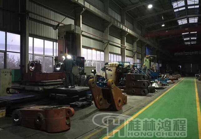 桂林鴻程磨粉機車間加班現場 桂林鴻程磨粉機車間加班現場