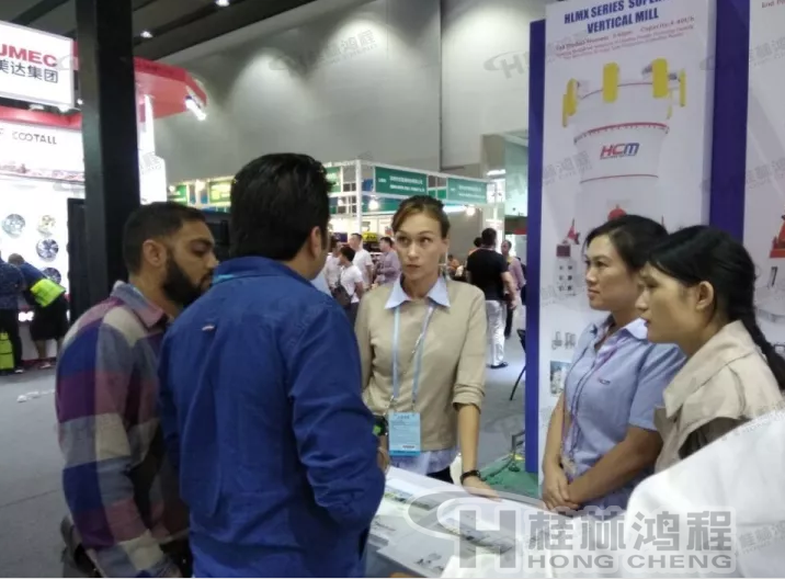 122屆廣交會 桂林鴻程 超細(xì)立磨 雷蒙磨外貿(mào)部人員接待咨詢客戶 122屆廣交會 桂林鴻程 超細(xì)立磨 雷蒙磨外貿(mào)部人員接待咨詢客戶