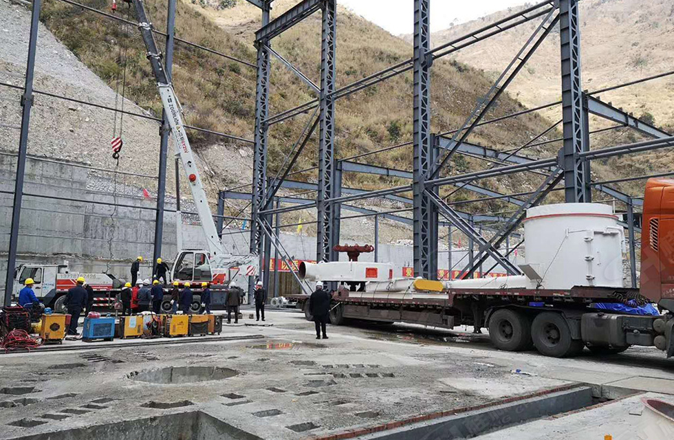 廣西桂林鴻程磨粉機董事長容棟國、總經理林總親臨磨機安裝現場指導工作