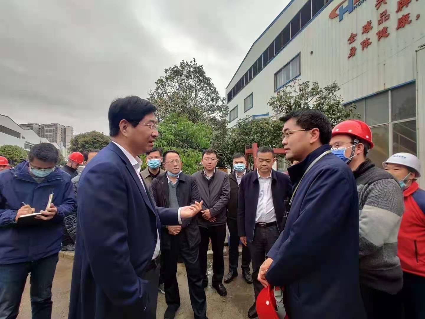 桂林市委書(shū)記周家斌書(shū)記,鐘洪常務(wù)副市長(zhǎng)等市委市政府,區(qū)委區(qū)政府領(lǐng)導(dǎo)一行開(kāi)年第一站來(lái)到廣西桂林鴻程機(jī)械廠指導(dǎo)慰問(wèn) 桂林市委書(shū)記周家斌書(shū)記,鐘洪常務(wù)副市長(zhǎng)等市委市政府,區(qū)委區(qū)政府領(lǐng)導(dǎo)一行開(kāi)年第一站來(lái)到廣西桂林鴻程機(jī)械廠指導(dǎo)慰問(wèn)