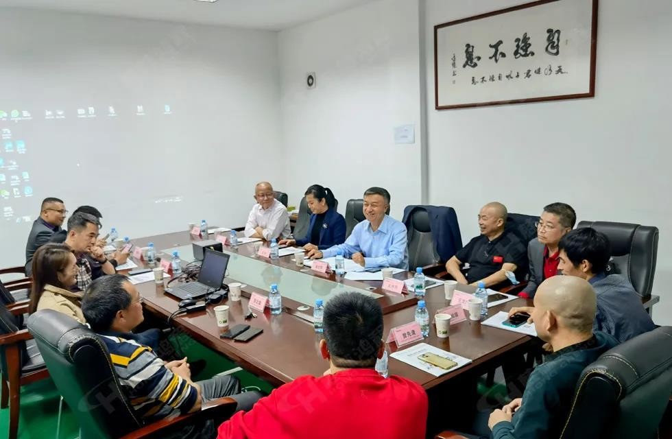 歡迎廣西塑料行業協會一行蒞臨桂林鴻程礦山機械廠參觀指導！